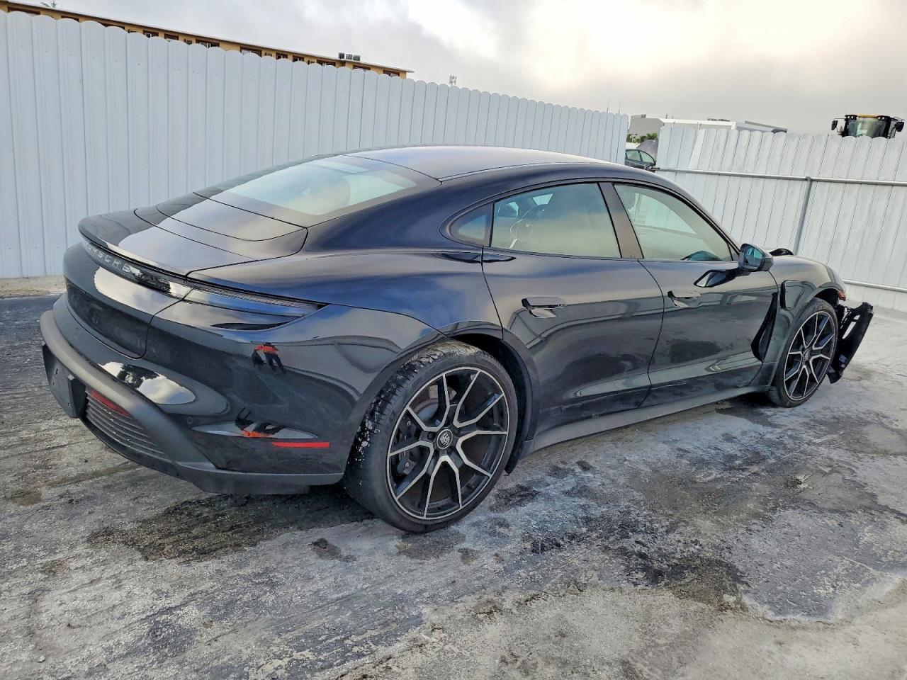 2024 PORSCHE Taycan