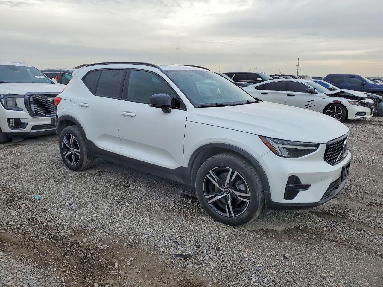 2024 VOLVO XC40