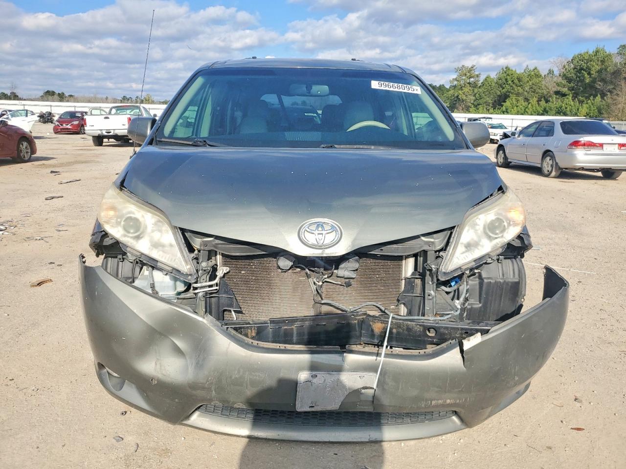 2013 TOYOTA SIENNA