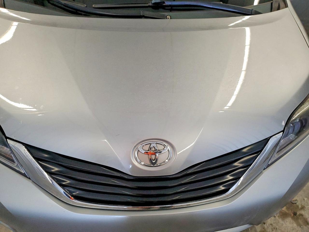 2011 TOYOTA SIENNA
