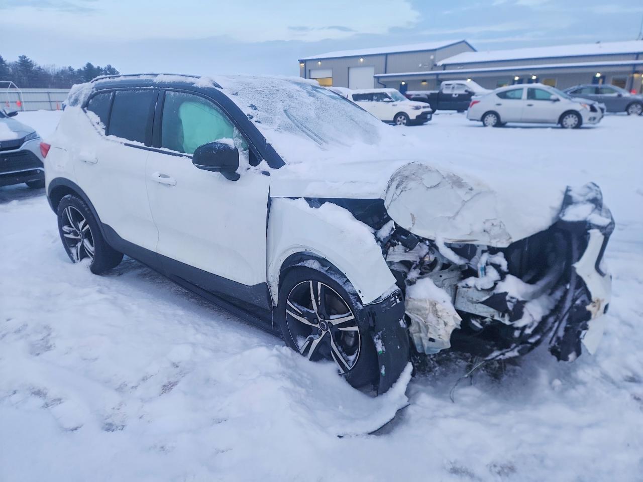 2020 VOLVO XC40