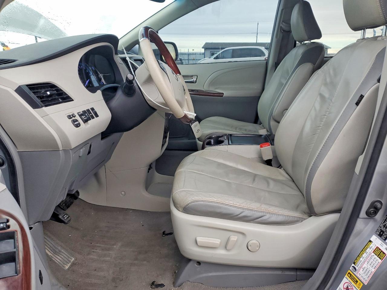 2011 TOYOTA SIENNA