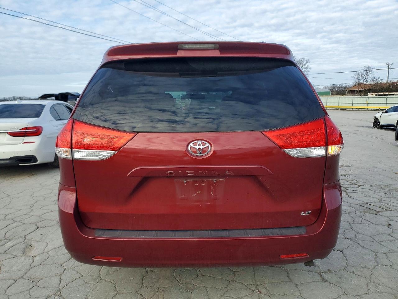2011 TOYOTA SIENNA