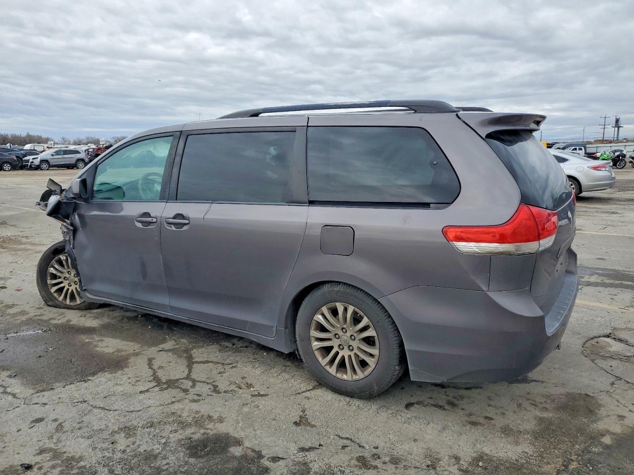 2012 TOYOTA SIENNA