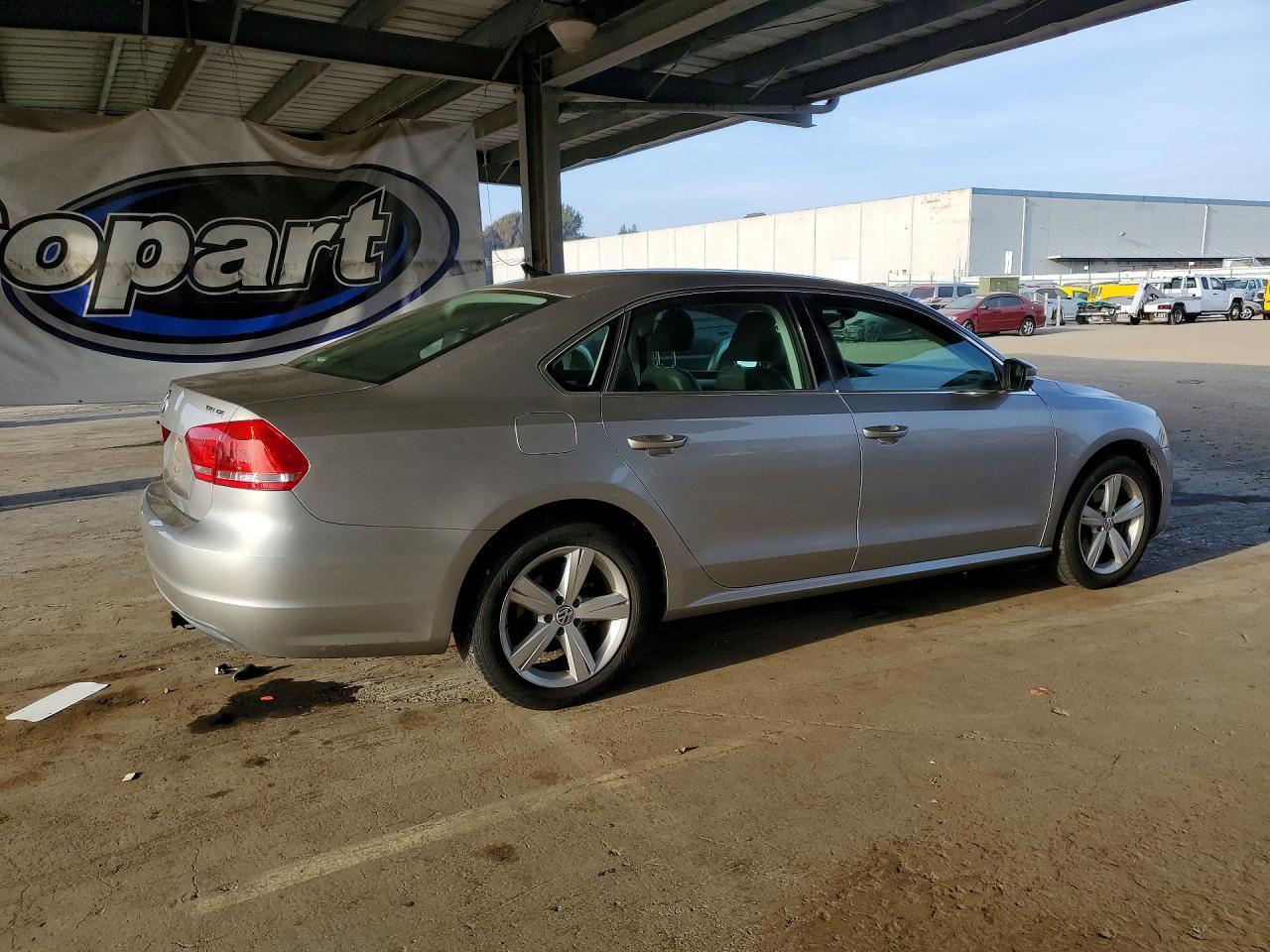 2012 VOLKSWAGEN Passat