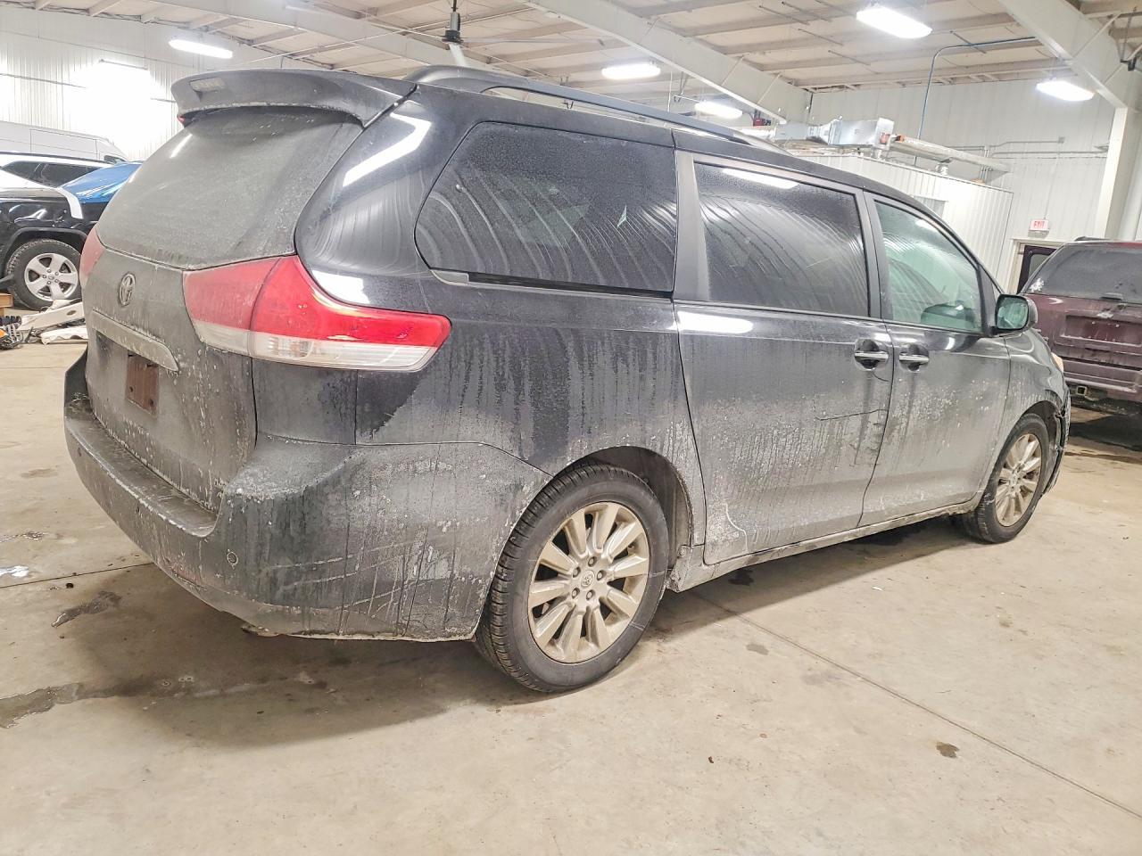 2012 TOYOTA SIENNA