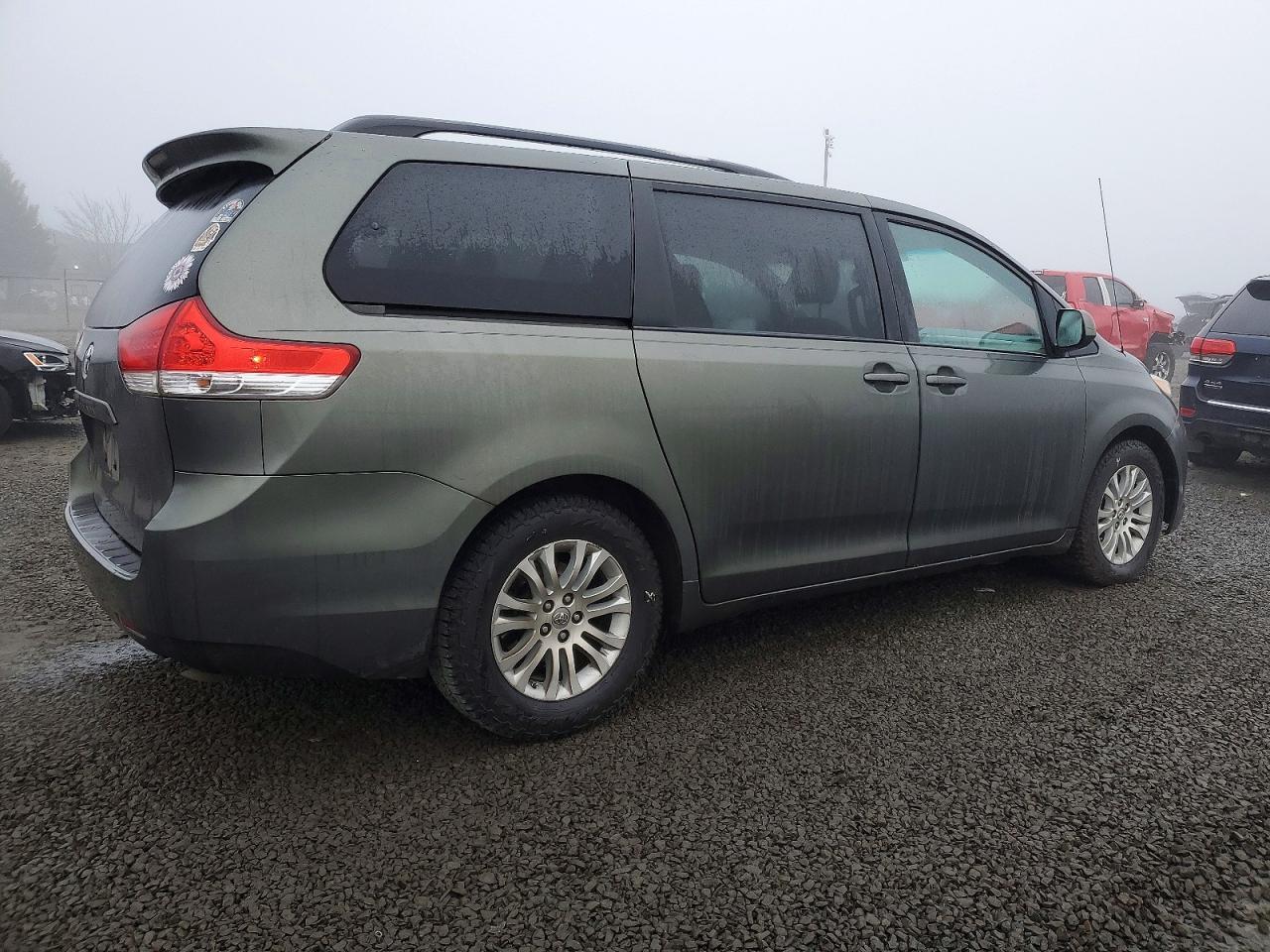 2013 TOYOTA SIENNA