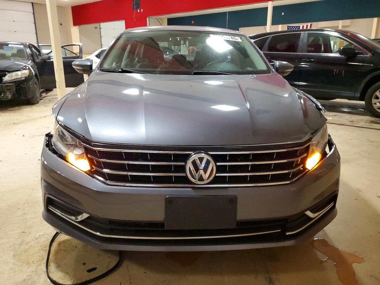 2017 VOLKSWAGEN Passat