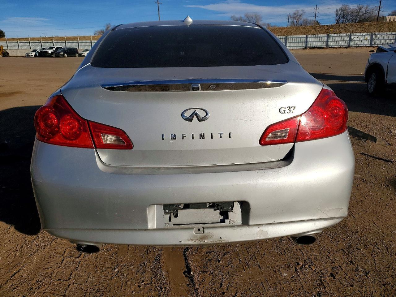2011 INFINITI G37