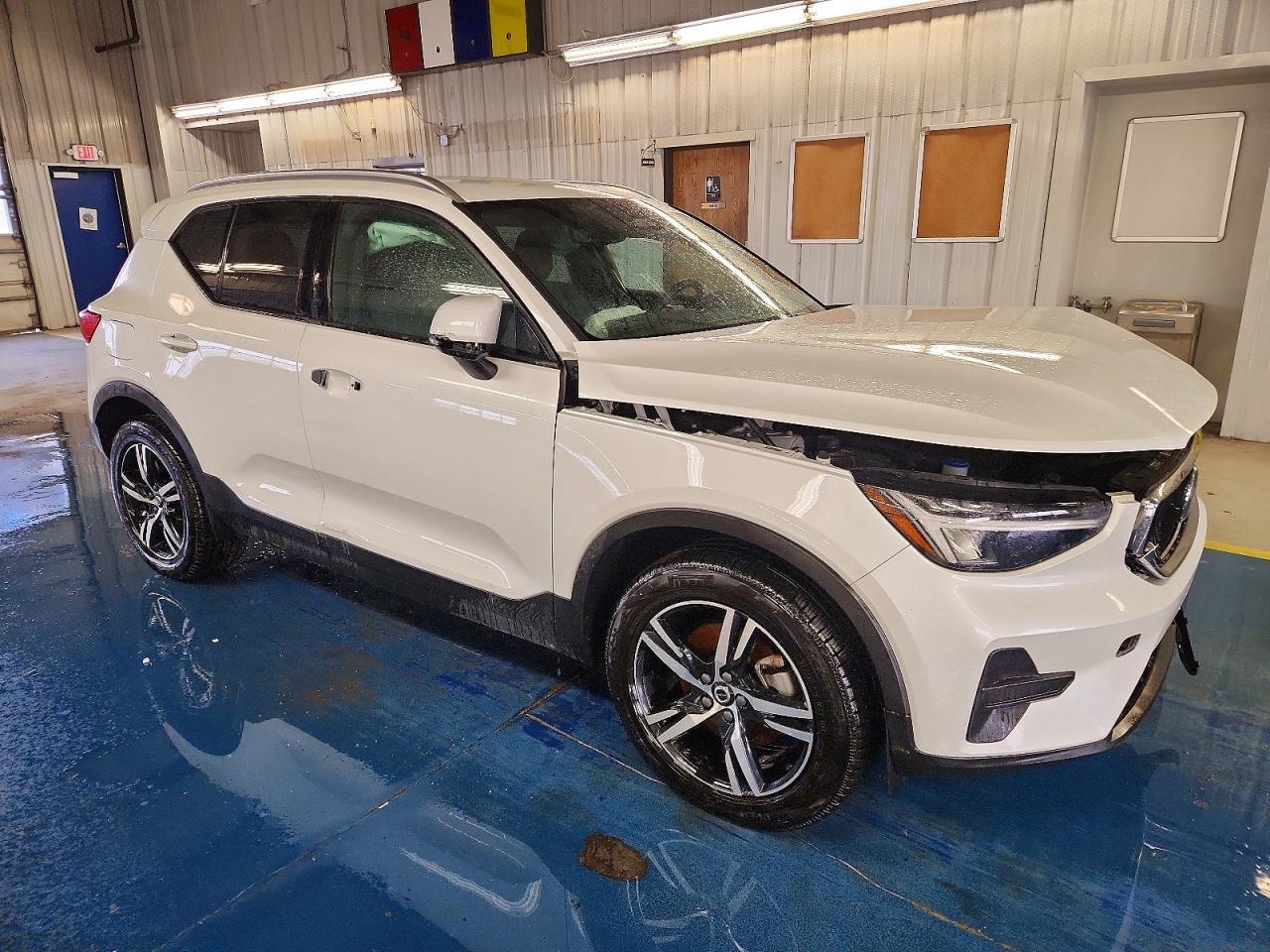 2023 VOLVO XC40