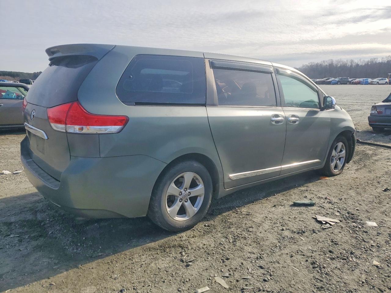 2011 TOYOTA SIENNA