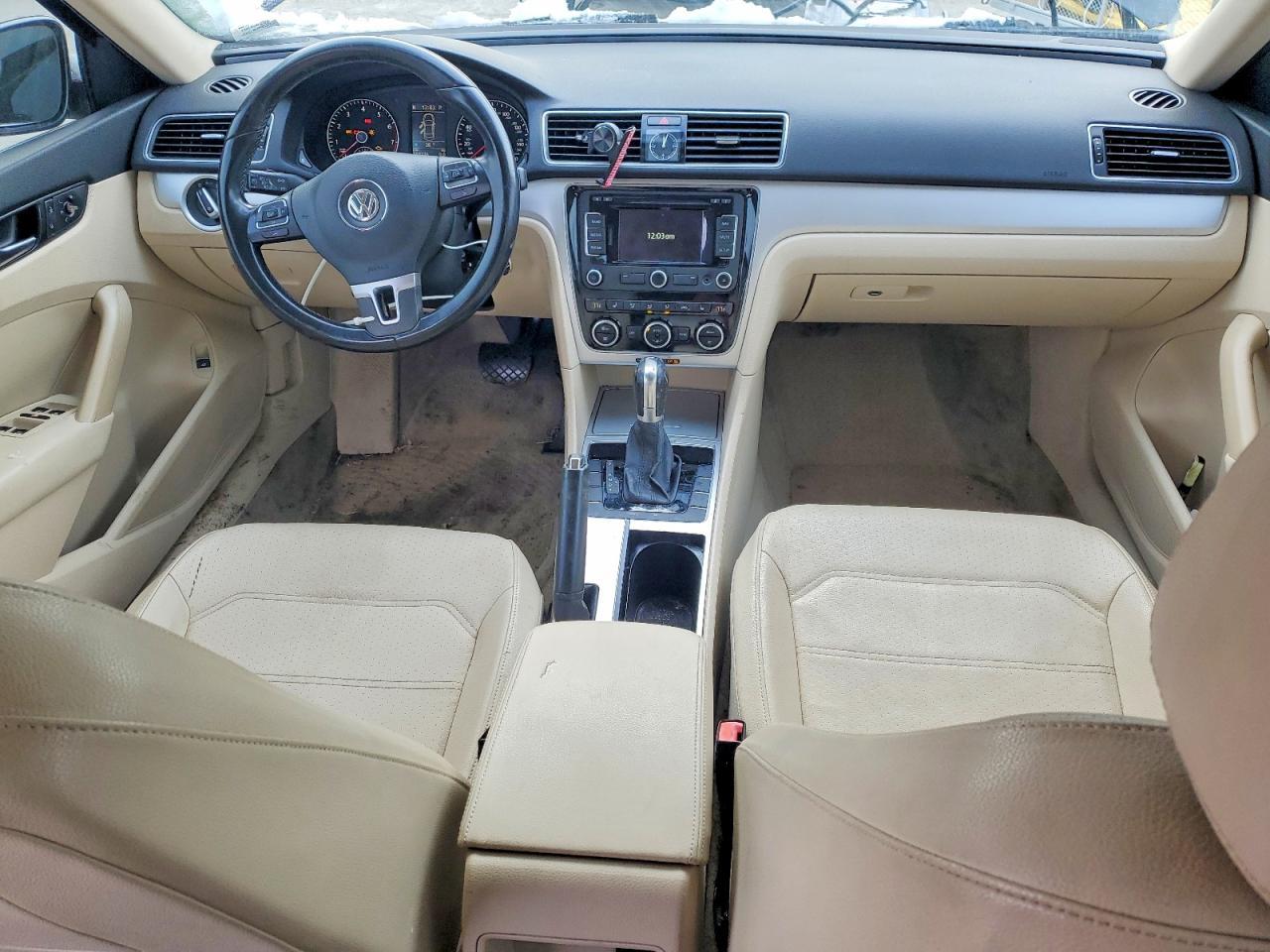 2012 VOLKSWAGEN Passat