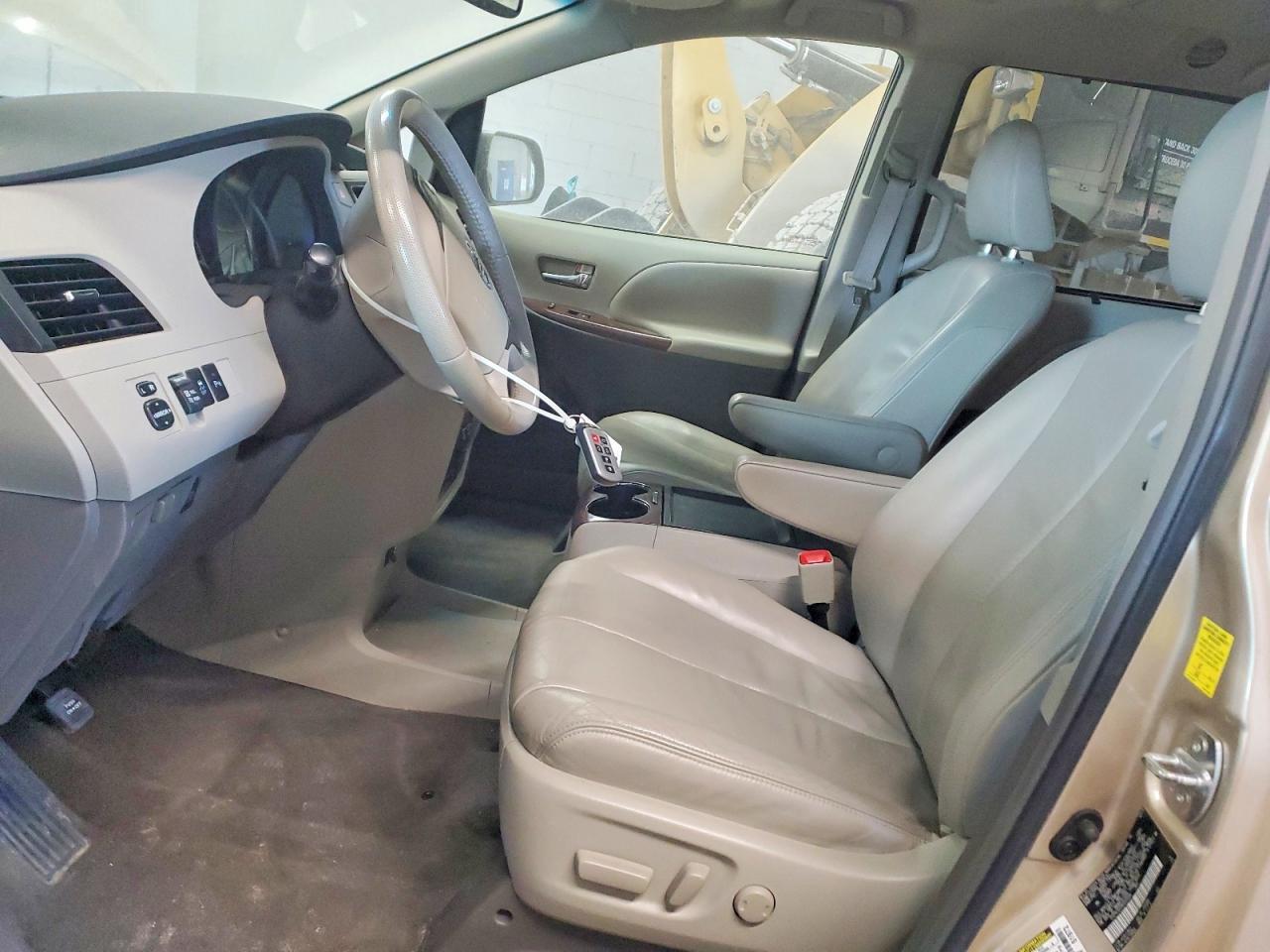 2011 TOYOTA SIENNA
