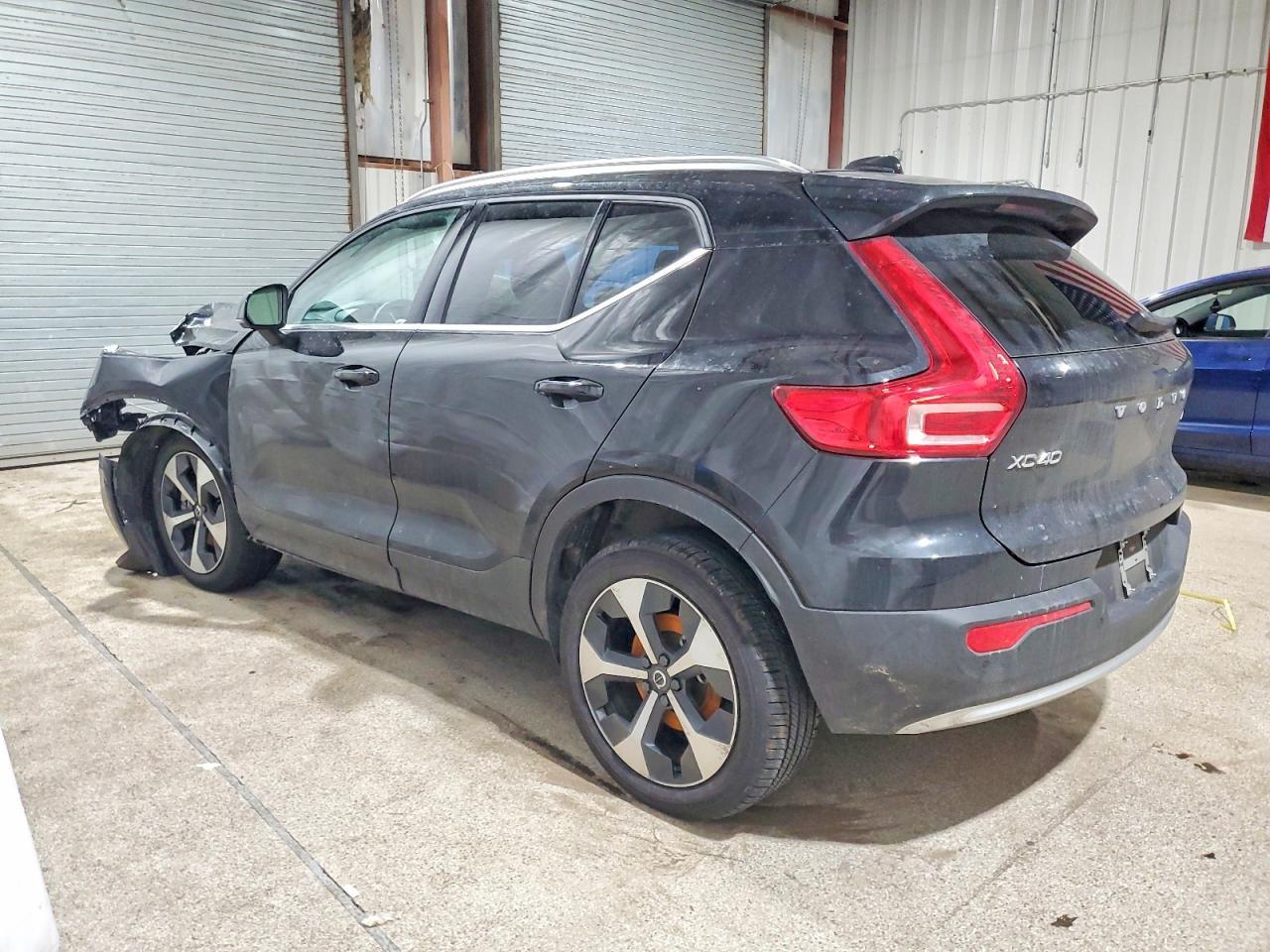 2025 VOLVO XC40