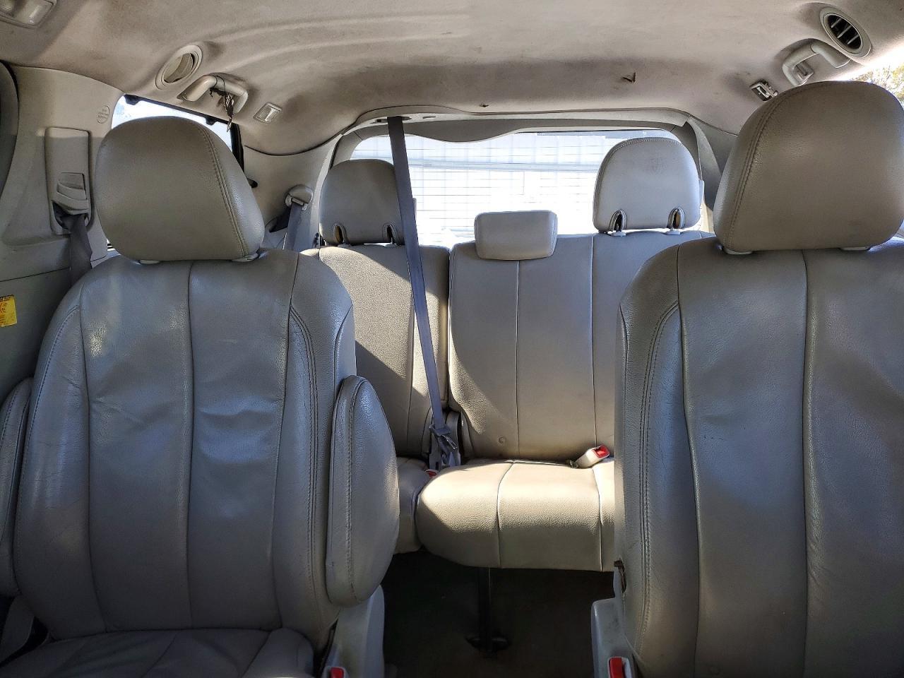 2011 TOYOTA SIENNA
