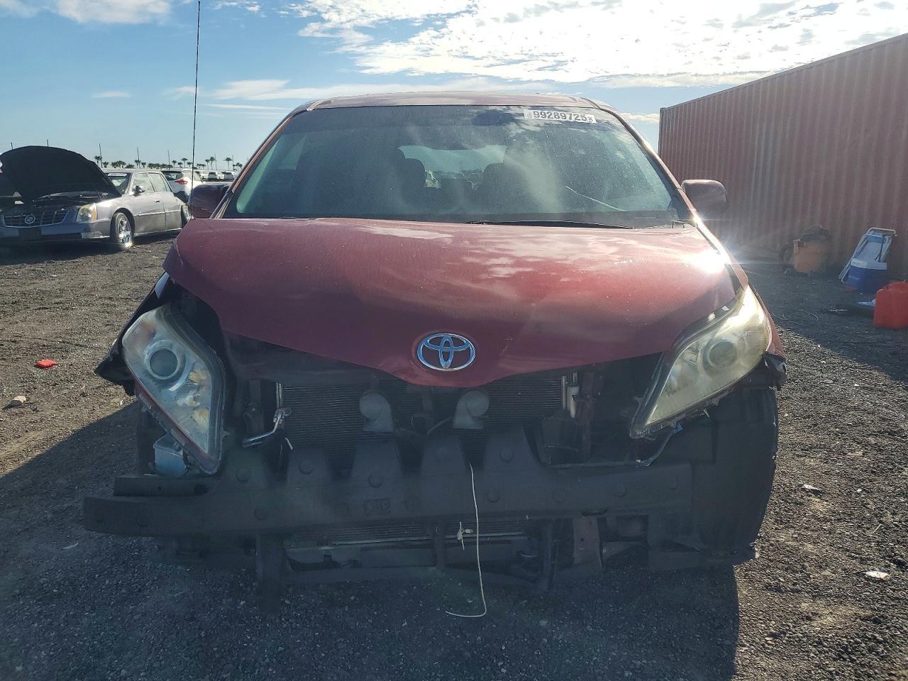 2013 TOYOTA SIENNA