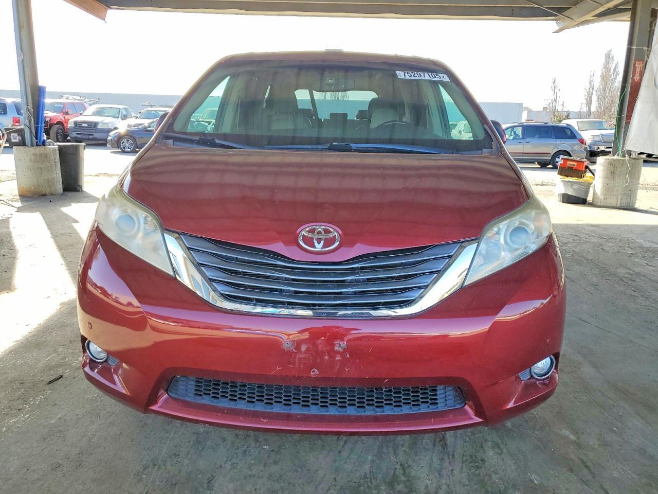 2011 TOYOTA SIENNA