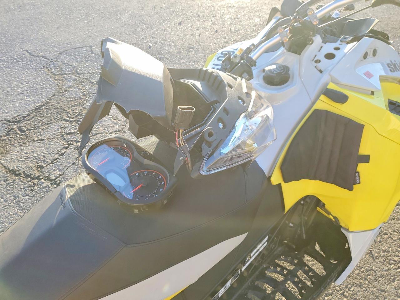 2015 SKI-DOO Rev