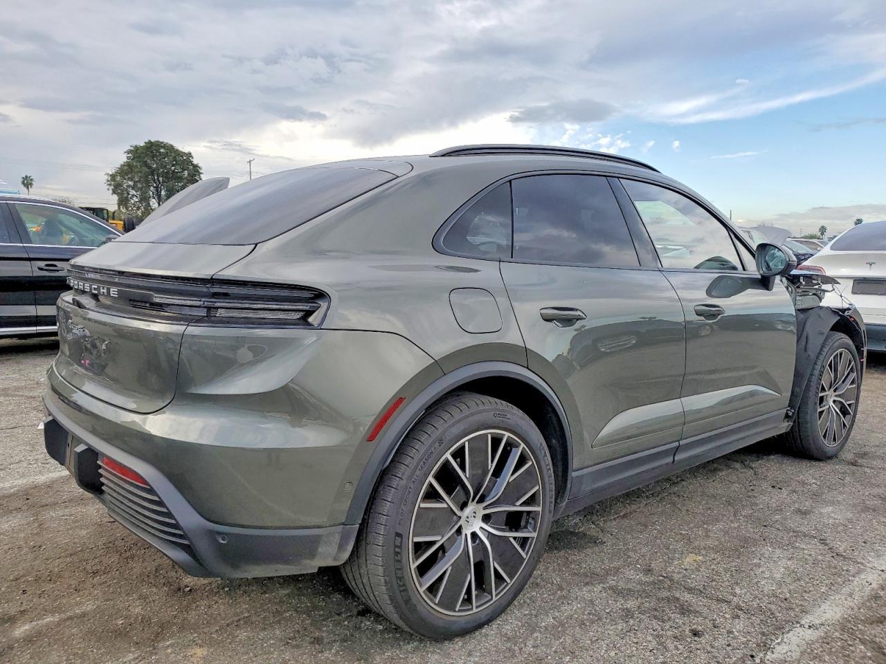 2024 PORSCHE Macan