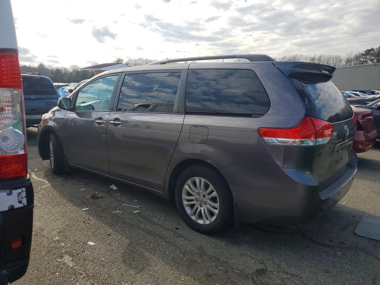 2014 TOYOTA SIENNA