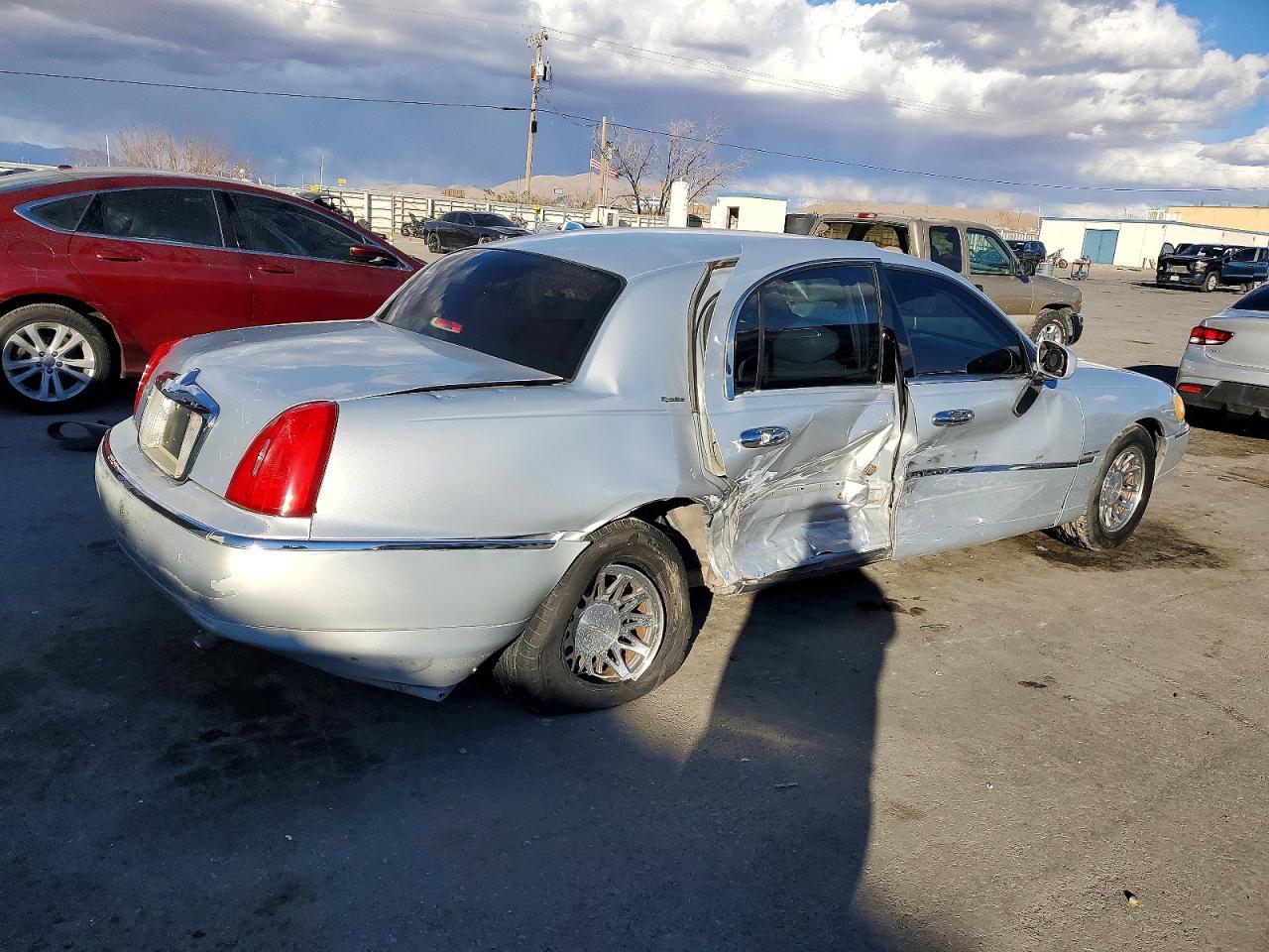 2002 LINCOLN Town Car