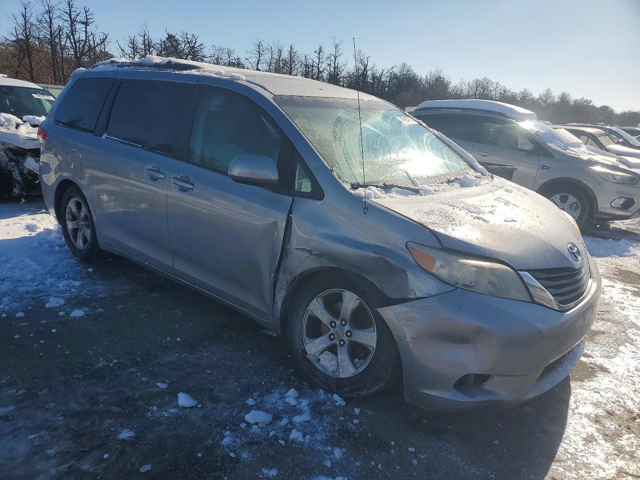 2012 TOYOTA SIENNA