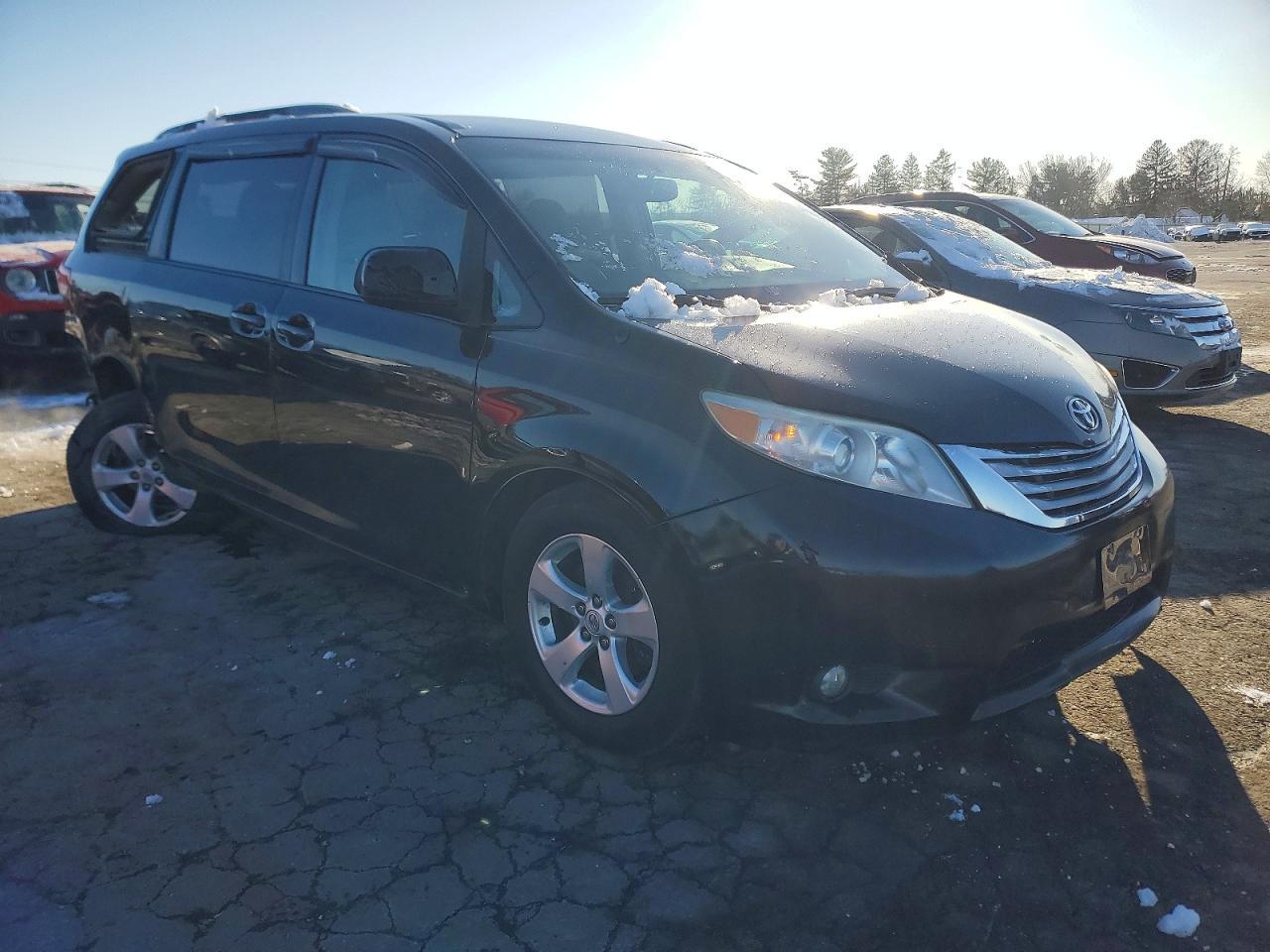 2011 TOYOTA SIENNA