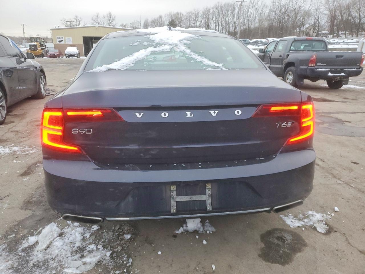 2017 VOLVO S90