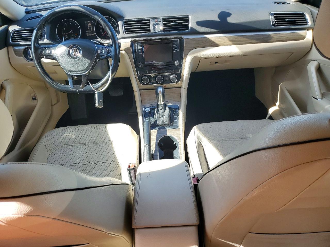 2017 VOLKSWAGEN Passat