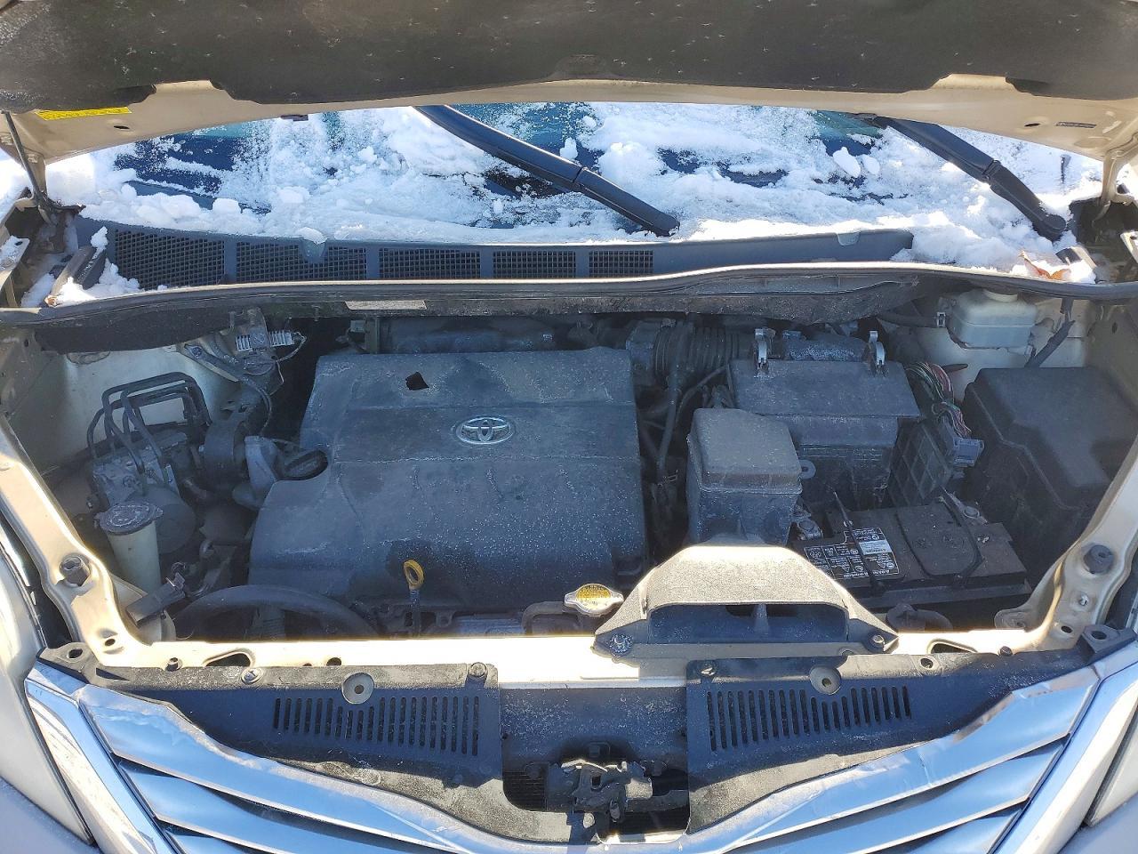 2011 TOYOTA SIENNA