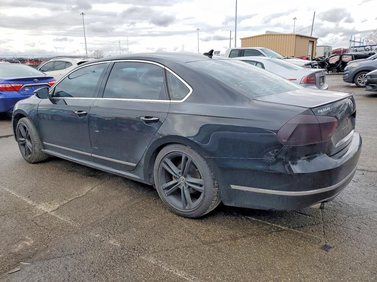 2012 VOLKSWAGEN Passat