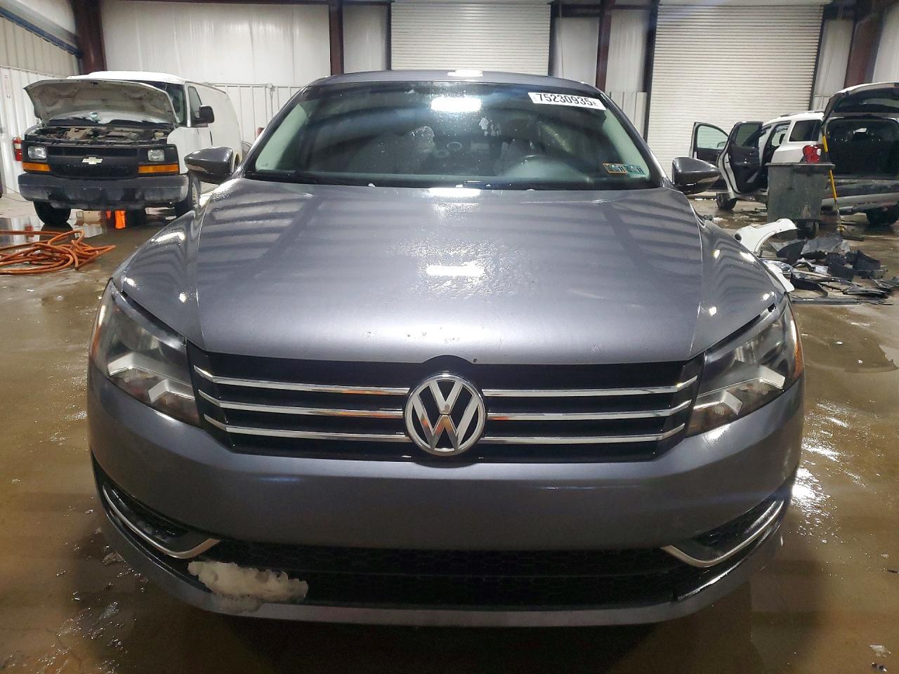 2012 VOLKSWAGEN Passat