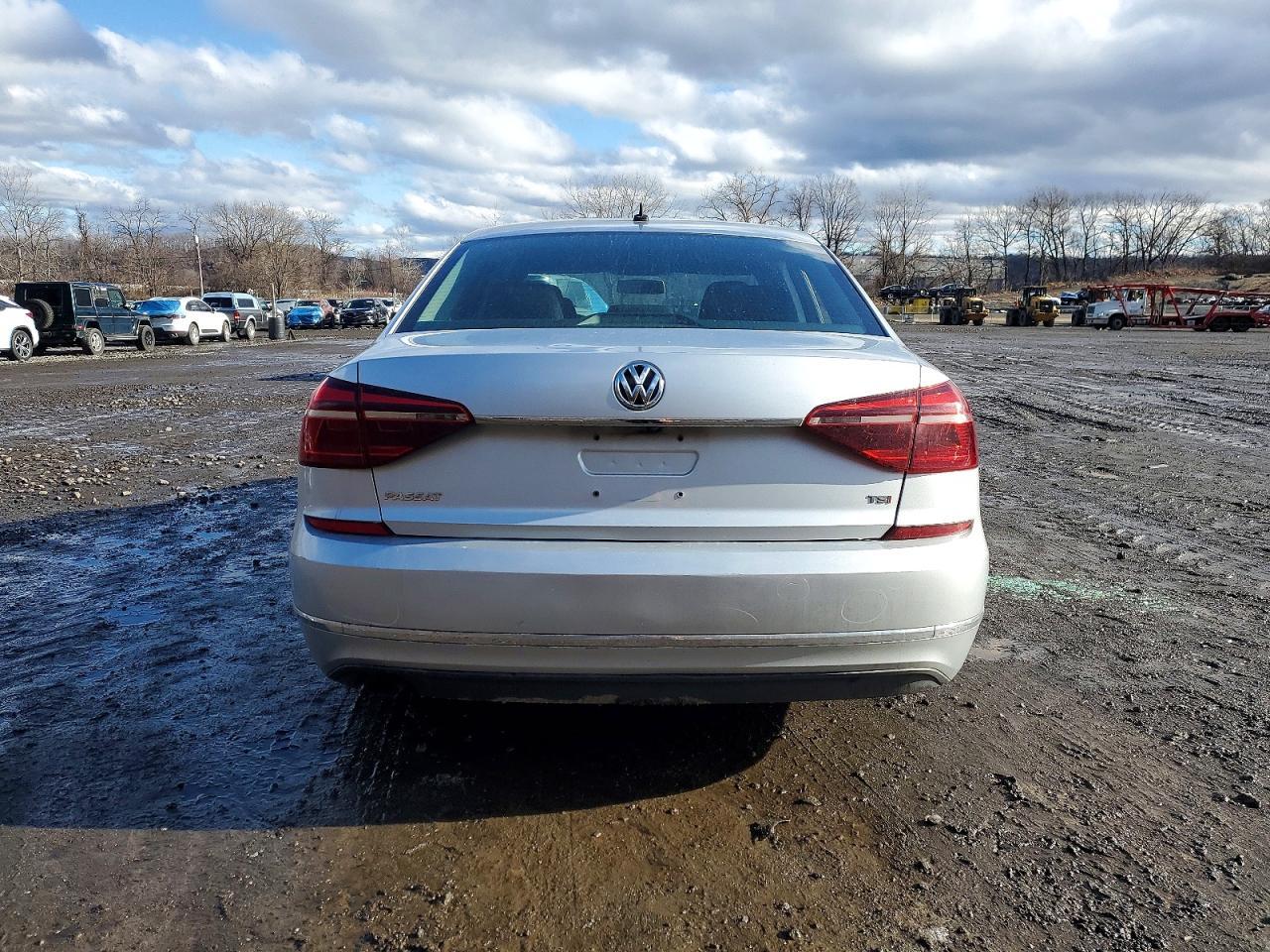 2017 VOLKSWAGEN Passat