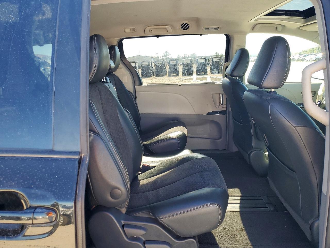 2011 TOYOTA SIENNA