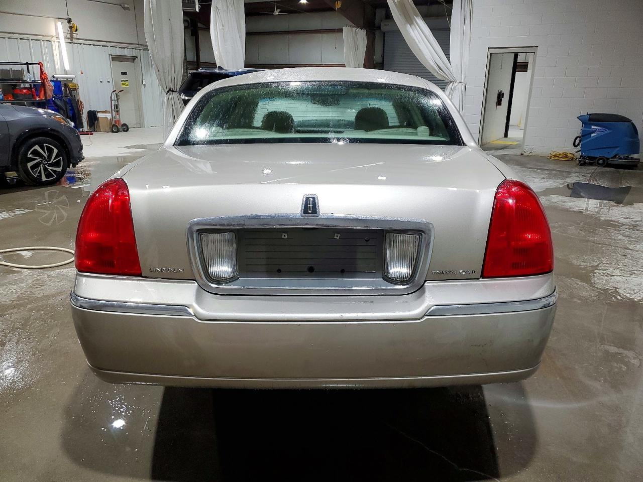2003 LINCOLN Town Car