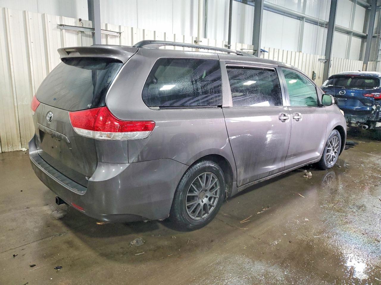 2012 TOYOTA SIENNA