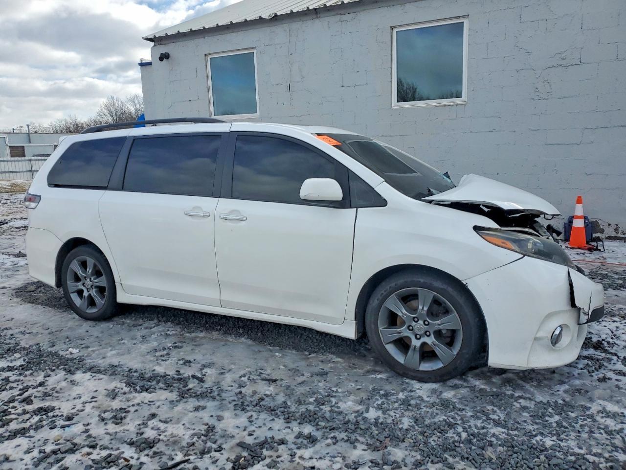 2015 TOYOTA SIENNA
