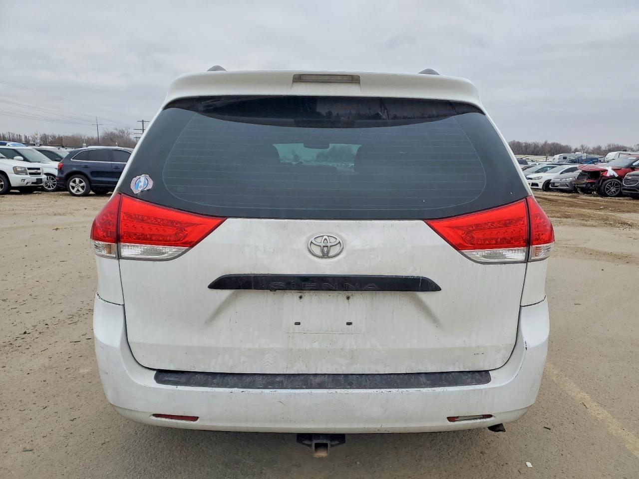 2011 TOYOTA SIENNA