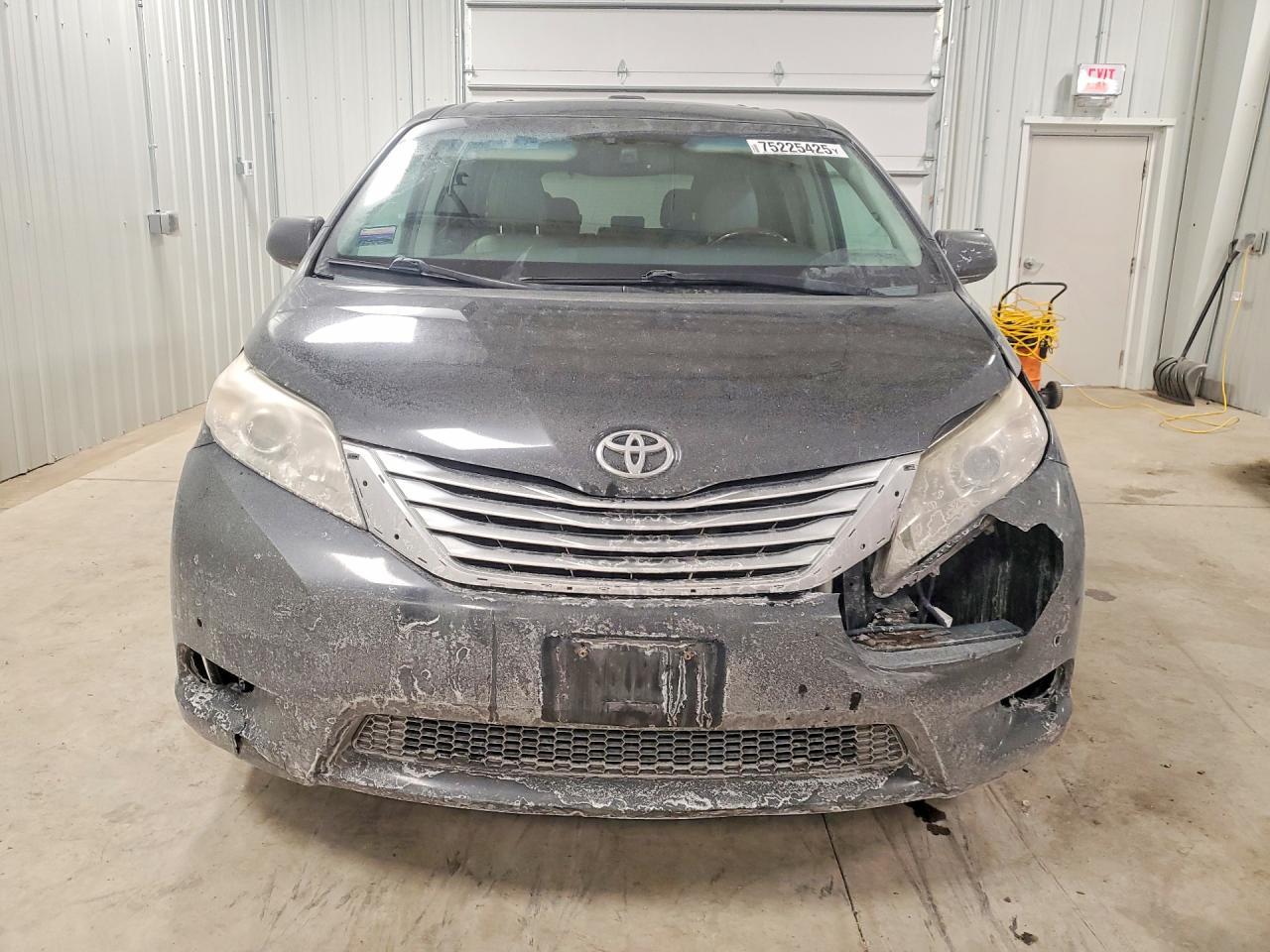 2012 TOYOTA SIENNA
