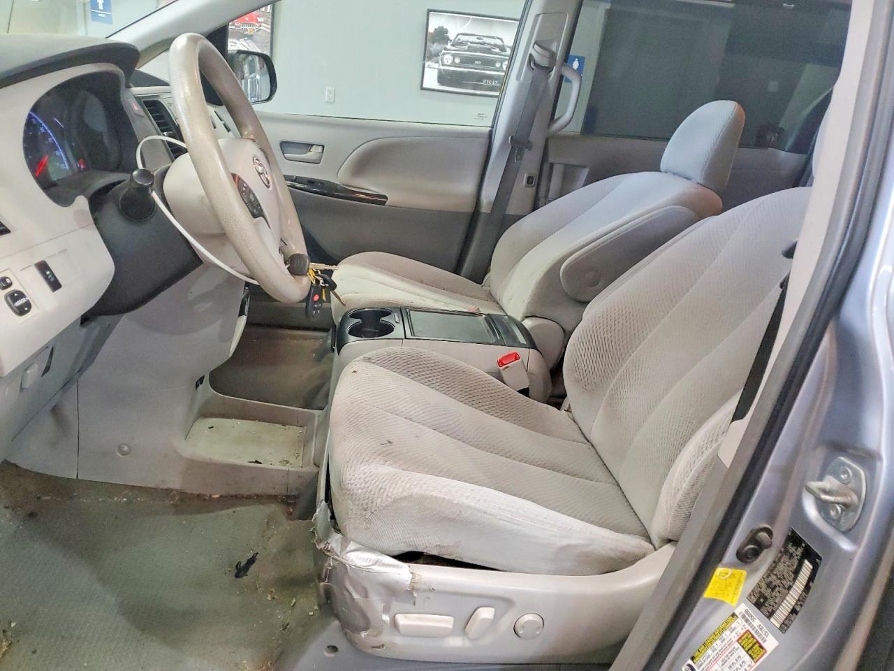 2012 TOYOTA SIENNA