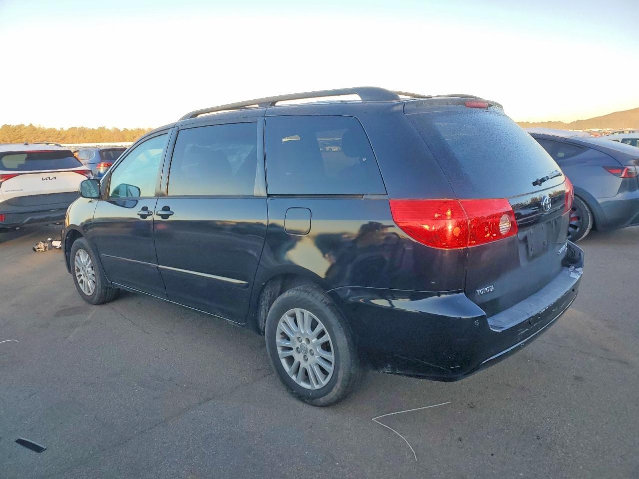 2010 TOYOTA SIENNA