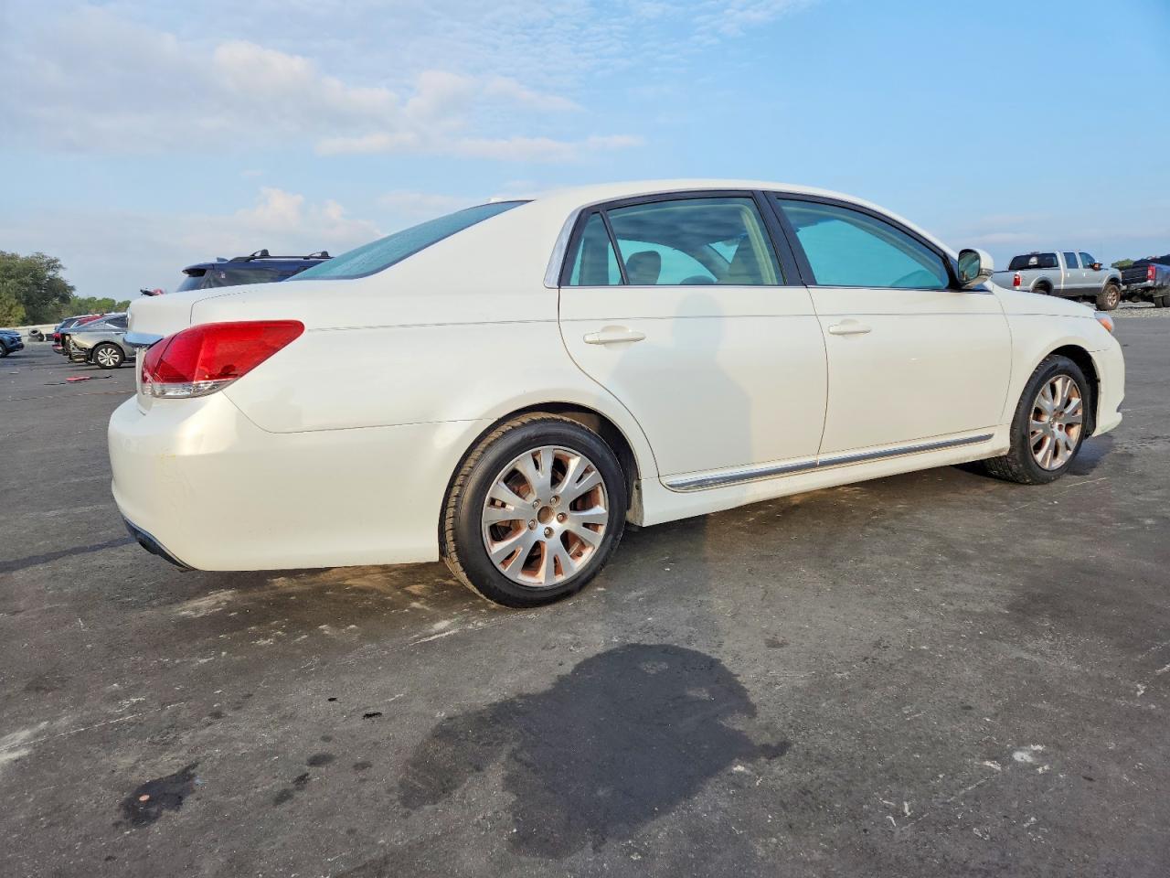 2011 TOYOTA Avalon