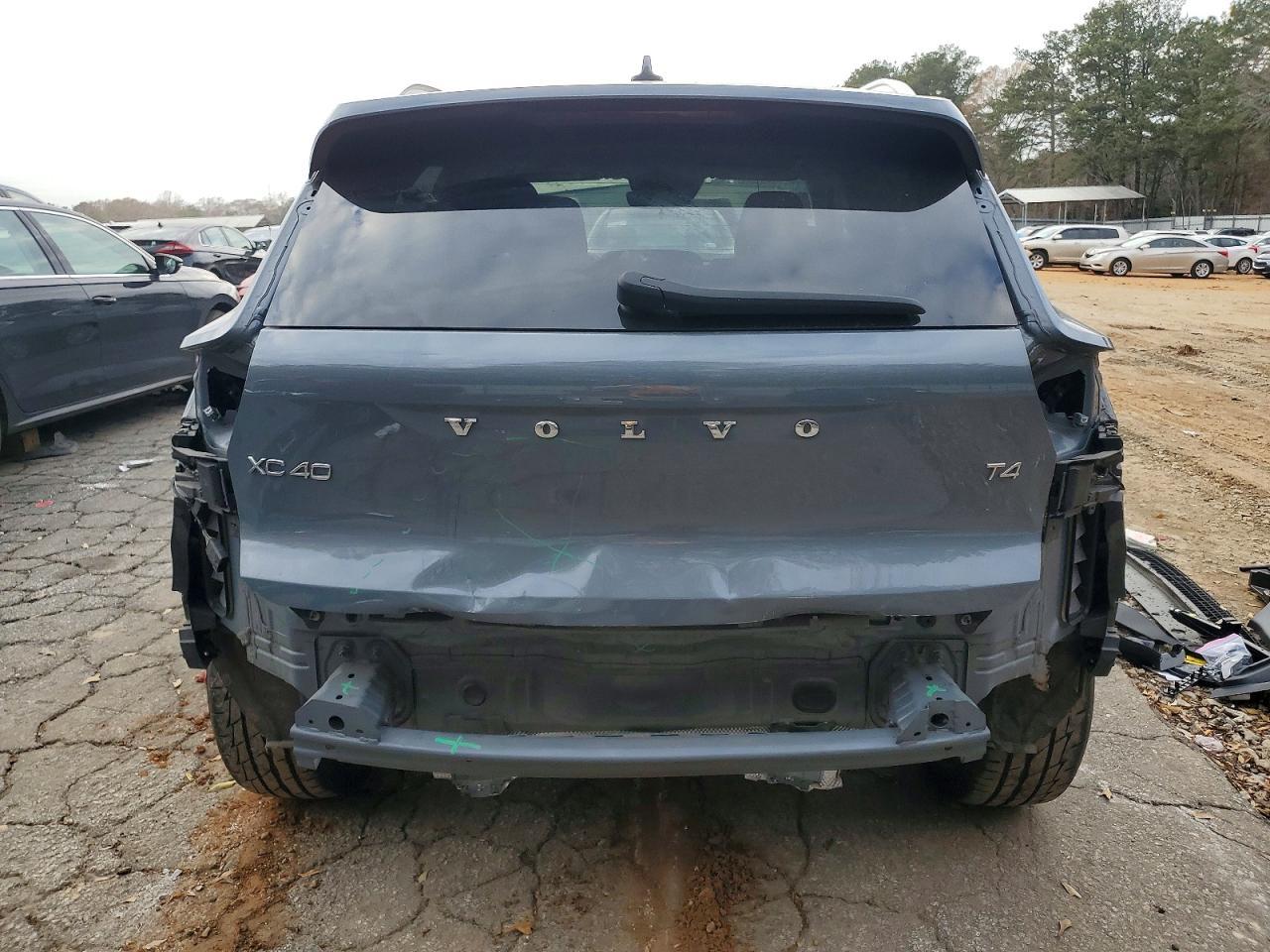 2021 VOLVO XC40