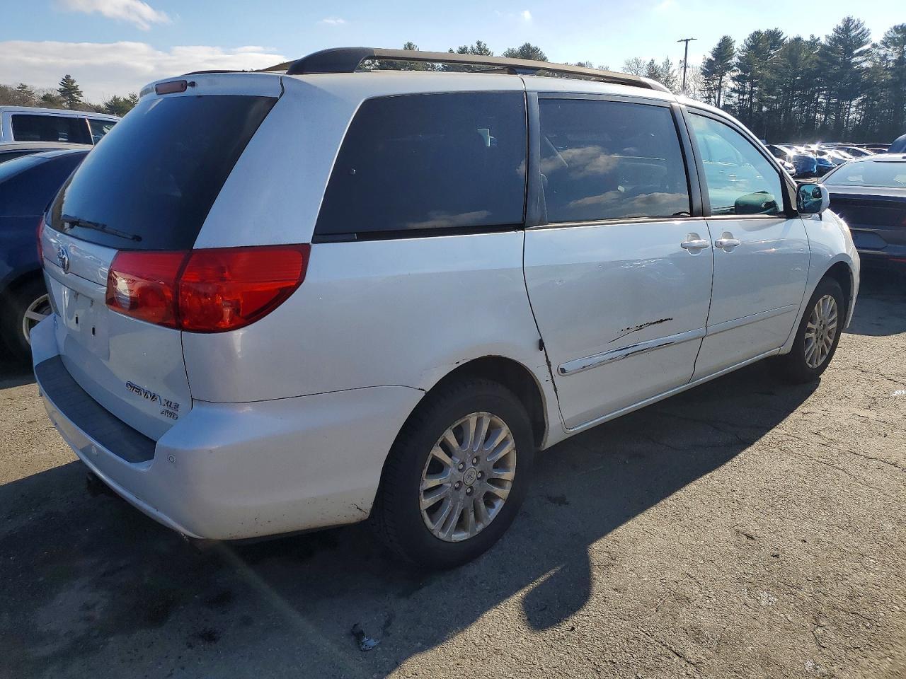 2010 TOYOTA SIENNA