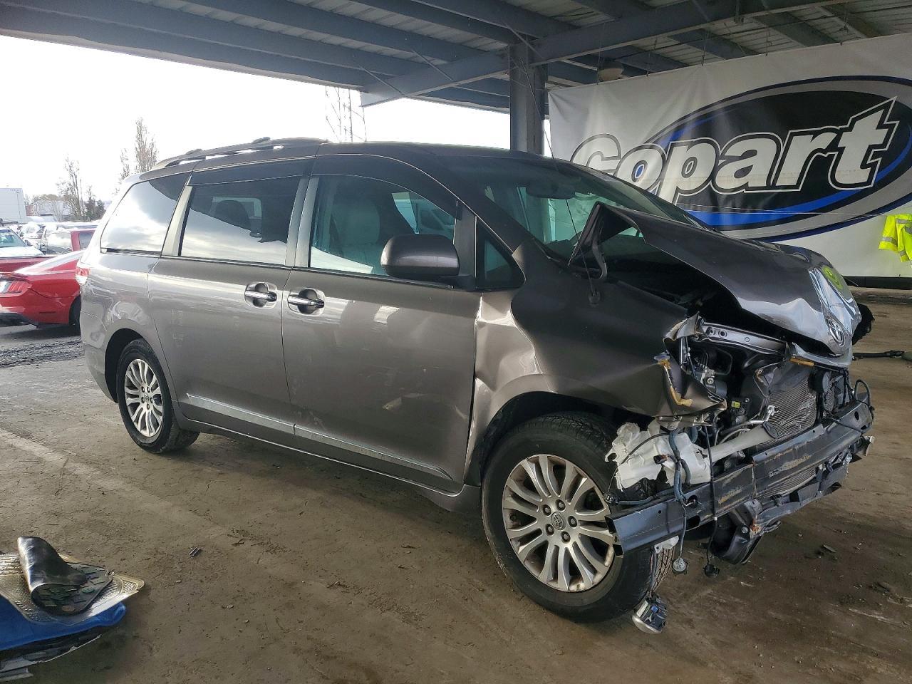 2014 TOYOTA SIENNA