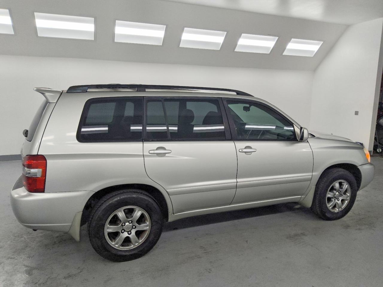 2004 TOYOTA HIGHLANDER