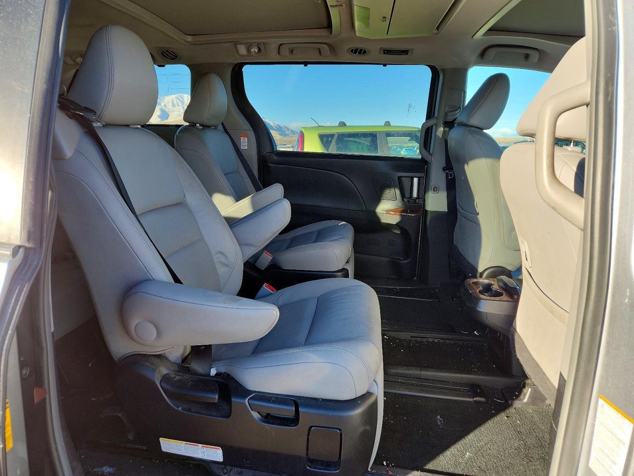 2016 TOYOTA SIENNA