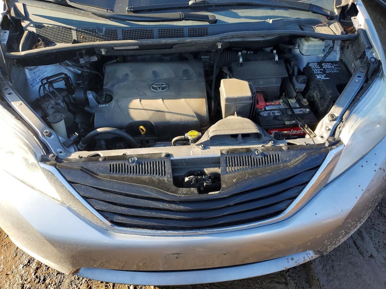 2012 TOYOTA SIENNA