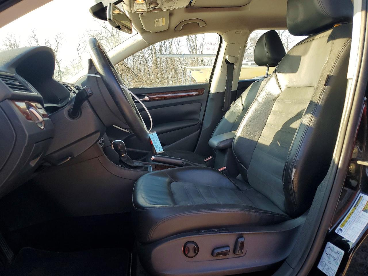 2012 VOLKSWAGEN Passat