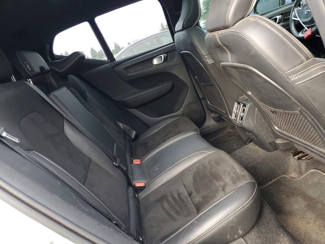 2021 VOLVO XC40